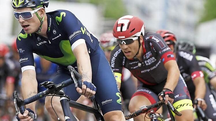 Grischa Janorschke (rechts) legt sich im Windschatten von Jasha Sütterlin (Team Movistar) in die Kurve. Der 29-jährige Altenkunstadter stand so knapp wie noch nie vor einem Riesenerfolg, wurde jedoch mit zwei Mitstreitern zweieinhalb Kilometer vor dem Ziel eingefangen.  Foto: Roth-Foto