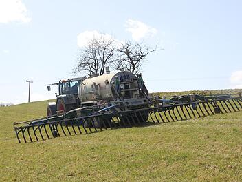 So wie hier nahe Tiefenklein gehört das Düngen für die Landwirte zum Alltag. Immer wieder kommt es jedoch vor, dass sie dafür angezeigt werden. Foto: Andreas Schmitt