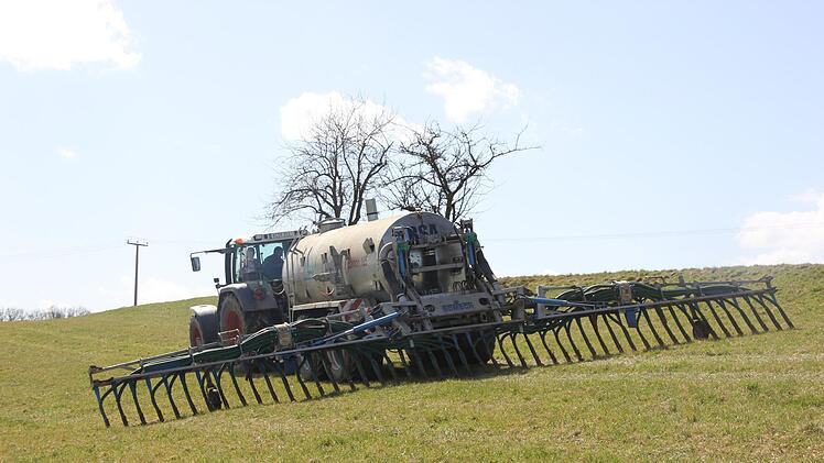 So wie hier nahe Tiefenklein gehört das Düngen für die Landwirte zum Alltag. Immer wieder kommt es jedoch vor, dass sie dafür angezeigt werden. Foto: Andreas Schmitt