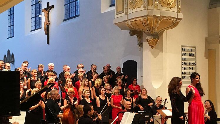 Coburger Erstaufführung: Die "Misa Tango" des argentinischen Komponisten Martin Palmeri erklang am Samstag in der Morizkirche. Das begeisterte Publikum erklatschte sich zwei Zugaben.Foto Jochen Berger