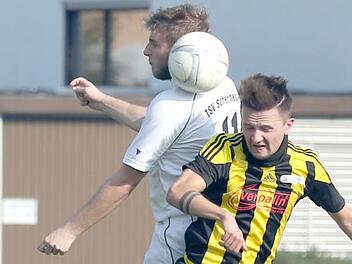 Adrian Dürr (rechts) war im Derby beim TSV Scherneck nicht zu bremsen. Der Torjäger der Spvg Eicha "knipsete" beim 8:1-Auswärtssieg dreimal. In dieser Szene gewinnt er sogar das Kopfballduell gegen den höher springenden Karsten Sosniok. Foto: Timo Geldner