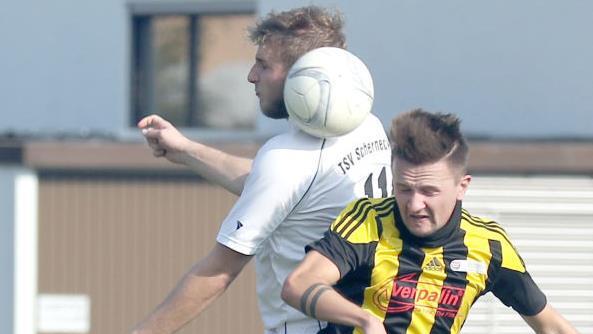 Adrian Dürr (rechts) war im Derby beim TSV Scherneck nicht zu bremsen. Der Torjäger der Spvg Eicha "knipsete" beim 8:1-Auswärtssieg dreimal. In dieser Szene gewinnt er sogar das Kopfballduell gegen den höher springenden Karsten Sosniok. Foto: Timo Geldner