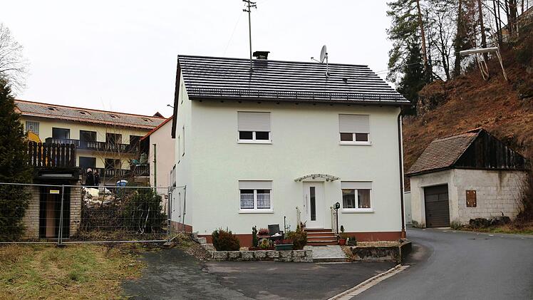 Der Sockel des Cafés Regina (l.), hinten das Gästehaus, in der Mitte das Privathaus und rechts die Garage, die noch verschwindet. Foto: Franz Galster