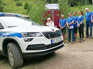 Einer der Höhepunkte der Feierlichkeiten zum 70-jährigen Bestehen der Pottensteiner Bergwacht war die Segnung des neuen Einsatzleiterfahrzeuges durch Pfarrer i.R. Alfred Bayer. Foto: Thomas Weichert