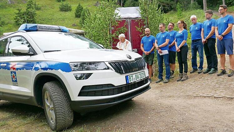 Einer der Höhepunkte der Feierlichkeiten zum 70-jährigen Bestehen der Pottensteiner Bergwacht war die Segnung des neuen Einsatzleiterfahrzeuges durch Pfarrer i.R. Alfred Bayer. Foto: Thomas Weichert