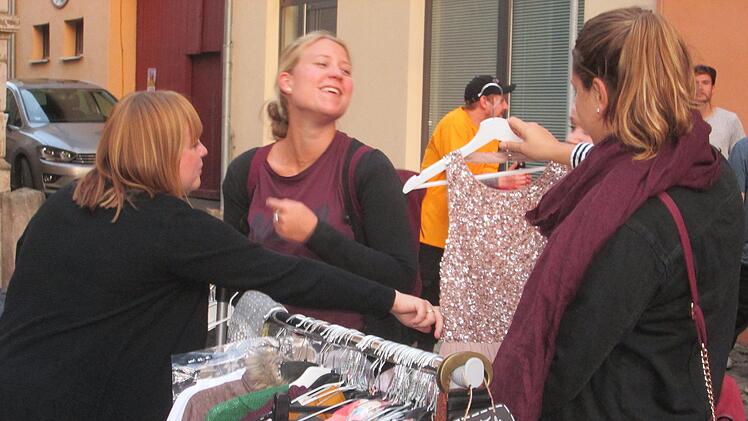 Der Damen helle Freude bot der Ladies-Flohmarkt rund um die Markthalle.Winfried Ehling