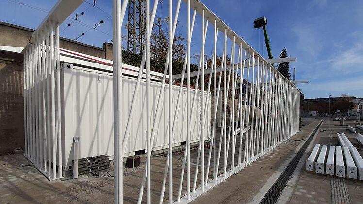 Das Fahrradparkhaus in Nürnberg nimmt Form an: Die ersten Bauteile des neuen Parkhauses für Fahrräder am Nelson-Mandela-Platz werden aufgebaut. Foto: Stadt Nürnberg / Planungs- und Baureferat