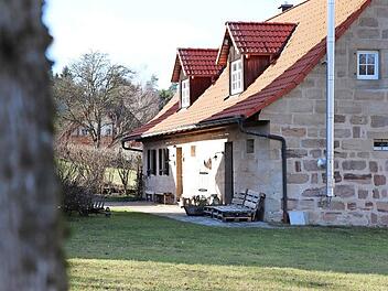 Der restaurierte "Heinersreuther Hof" ist im Besitz der Adalbert-Raps-Stiftung. Foto: Tanja Kühne