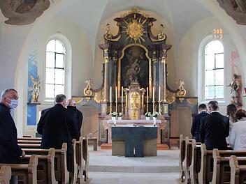 Der geweihte Altar im Mittelpunkt: Zum Abschluss der jahrelangen Renovierungsarbeiten hat Erzbischof  Ludwig Schick den neuen Altar der Kuratiekirche zu den Hl. Schutzengeln in Stappenbach geweiht.