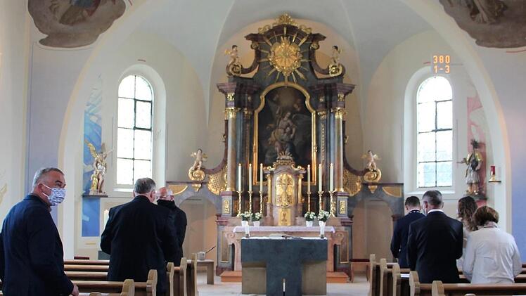 Der geweihte Altar im Mittelpunkt: Zum Abschluss der jahrelangen Renovierungsarbeiten hat Erzbischof  Ludwig Schick den neuen Altar der Kuratiekirche zu den Hl. Schutzengeln in Stappenbach geweiht.
