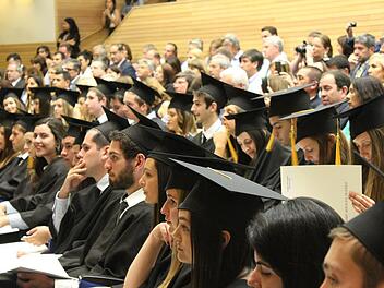 Die Betriebe honorieren Hochschulabschlüsse - egal ob Bachelor oder Master.