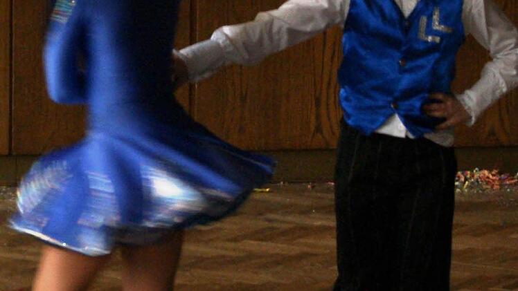 Marie Hess und Jule Friedrich von der Nachwuchsgarde des SKK legten eine flotte Sohle aufs Parkett.