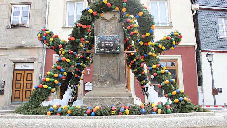 ... als auch auf dem Melchior-Otto-Platz ein schön verzierter Osterbrunnen. Fotos: Vanessa Schneider (2)