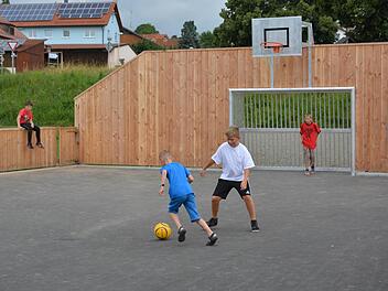 Die Multifunktionsspielfläche in Waldfenster wird schon eifrig genutzt. Auch in Oehrberg und Gefäll sind solche Flächen geplant. Foto: Björn Hein