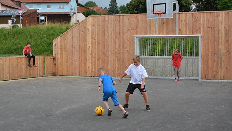 Die Multifunktionsspielfläche in Waldfenster wird schon eifrig genutzt. Auch in Oehrberg und Gefäll sind solche Flächen geplant. Foto: Björn Hein