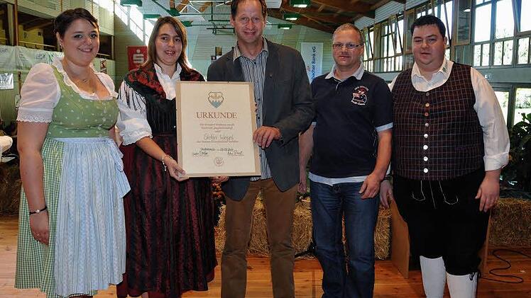 Hohe Ehrung für zwei Aktive der Landjugend Brücklein. Unser Bild zeigt (von links) Bezirksvorsitzende Carolin Dörfler, die bisherige Kulmbacher Vorsitzende Christine Göldel, die beiden Geehrten Stefan Weigel und Roland Müller sowie Bezirksvorsitzenden Andreas Steinhäuser.