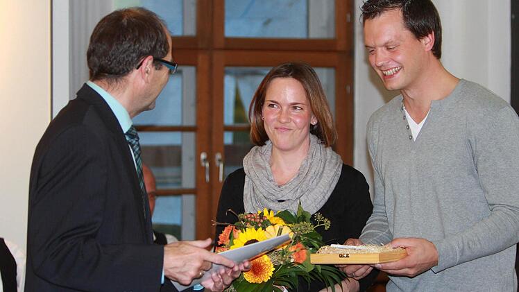 Carolin und Frank Bauer erhielten für den gelungenen Umbau eine Auszeichnung des Amts für Ländliche Entwicklung.  Foto: Manuel Stark