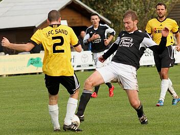 Nachbarderby in der Landesliga Nordwest: Zweimal trafen der FC Sand und der FC Augsfeld in dieser Saison aufeinander, zweimal gewannen die Sander. Nach dem Rückzug des FCA aus der Landesliga werden den Sandern jetzt die sechs Zähler wieder aberkannt. Foto: Günther Geiling