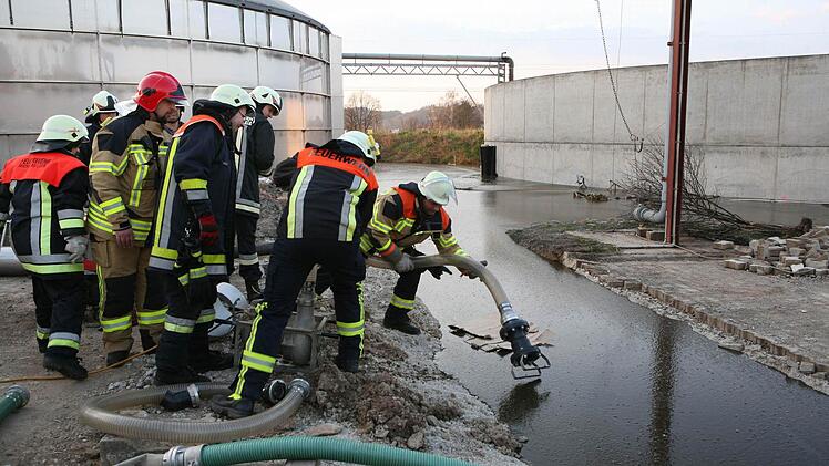 Feuerwehrleute versuchen mit mehreren Pumpen, die Gülle in ein Klärbecken zu leiten. Fotos: Stefan Johannes