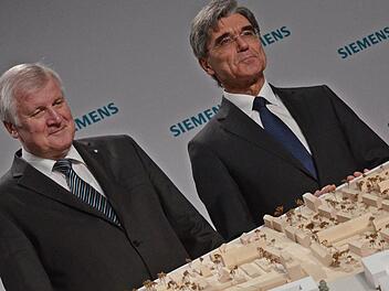 Bayerns Ministerpräsident Horst Seehofer (links) und Siemens-Chef Joe Kaeser sind sichtlich zufrieden mit dem Siegerentwurf für das 500-Millionen-Projekt des Konzerns in Erlangen.  Foto: Nikolas Pelke