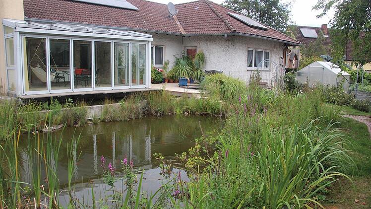 Der Gartenteich ist auch deshalb etwas größer, damit das Gärtnern im Alter etwas einfacher bleibt.