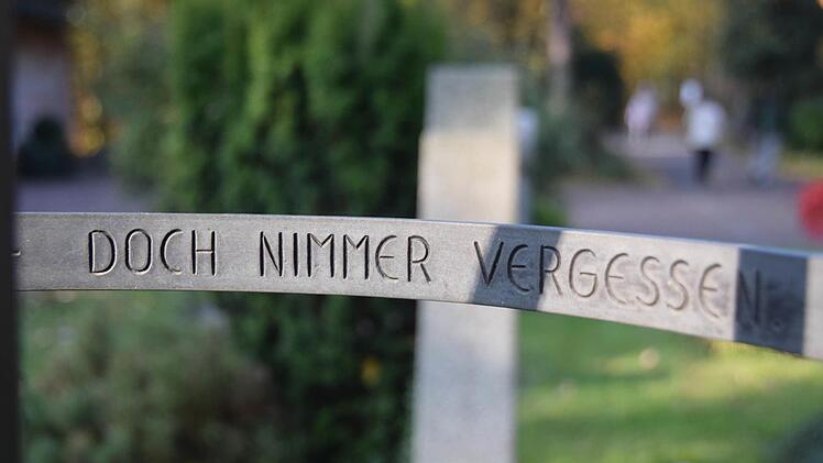 Teil der Inschrift auf dem Grabmal von Weber und Hermann: Der gesamte Text lautet: VORBEI - VERJAEHRT - DOCH NIMMER VERGESSEN. ICH REISE. ALLES, WAS LANGE WAEHRT, IST LEISE. (Ringelnatz) Foto: Ronald Rinklef