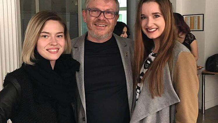 Janine und Laura mit Peter Pfister, Präsident der Intercoiffure Österreich und für das Ausbildungsprogramm der Intercoiffure verantwortlich. Foto: privat