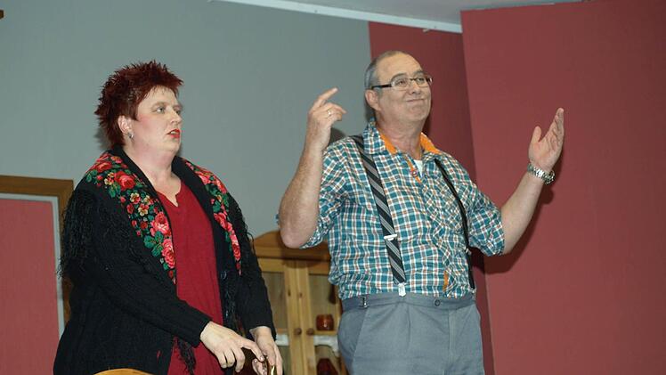 Szenen vom Theaterabend in Oerlenbach. Foto: Stefan Geiger