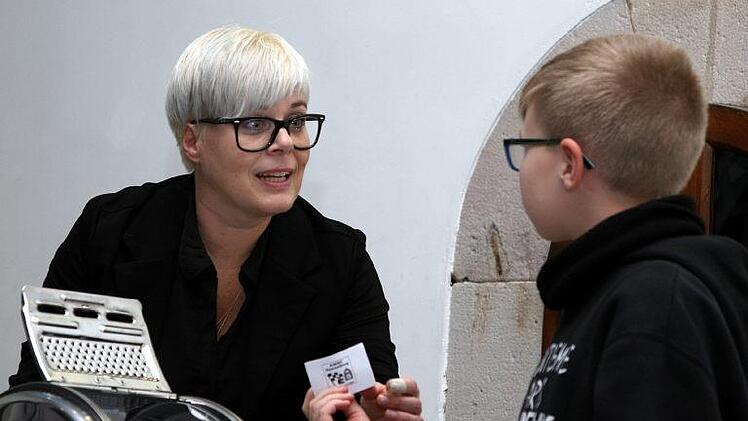 Jugendleiterin Tamara Hofmann überwacht das Ziehen der Preise durch Glücksbringer Pascal bei der üppig bestückten Tombola.Karlheinz Franz