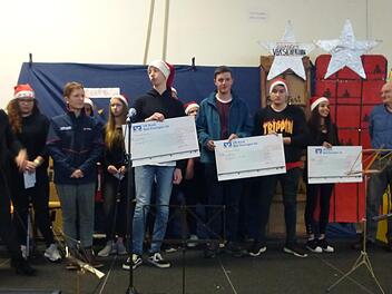 Schüler der Münnerstädter Mittelschüler überreichten Spenden an die Vertreter von drei sozialen Organisationen (von links: Jessica Gabold, Celina Müller, Diane Müller, Natalia Wojtkiewicz, Aaron Mölter, Maximilian Klüber, Michael Wottschel, Setareh Rassoulli und Hartmut Großmann). Michael Kübert