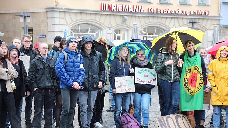 Rund 200 Schüler nahmen am Freitag an der zweiten "Fridays for Future"-Demonstration in Coburg teil.Oliver Schmidt
