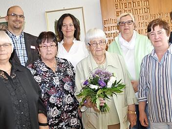 Jubilarin Eva Roeske (Mitte) mit ihren Töchtern (vorne von links) Rosi Taubmann, Irene Schardt und Hannelore Weißmann sowie weiteren Gratulanten Foto: Ingrid Kohles