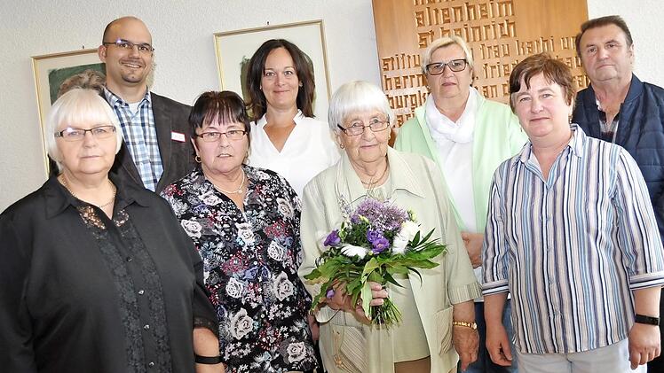 Jubilarin Eva Roeske (Mitte) mit ihren Töchtern (vorne von links) Rosi Taubmann, Irene Schardt und Hannelore Weißmann sowie weiteren Gratulanten Foto: Ingrid Kohles