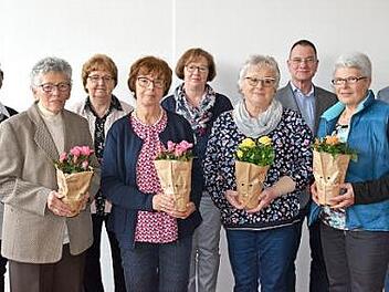 Ehrungen gab es in der Hauptversammlung des Marienvereines für (v.l.) Gabriele Friedel, Adelheid Klug, Karin Forkel, Edeltraud Nahr, Ilona Derks, Margit Brückner, Gunter Weiß, Brigitta Sauerwein, Heinz Rempel. Foto: privat