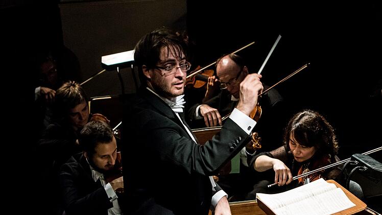 Umsichtiger Dirigent: Daniel Carter, Kapellmeister an der Deutschen Oper Berlin, leitete das Sinfoniekonzert am Sonntag im Landestheater Coburg. Carter (30) ist einer von drei GMD-Kandidaten für die Nachfolge von Roland Kluttig am Landestheater.Foto: Jochen Berger