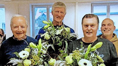 Bei der Betriebsversammlung wurden langj&auml;hrige Mitarbeiter geehrt (v.l.): Rainer Kober (60 Jahre), Stefan Angles (40), Alfred Wolfram (49) und Gesch&auml;ftsf&uuml;hrer Benjamin Kube.