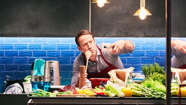 Die hochkar&auml;tig besetzte Kom&ouml;die "Das perfekte Geheimnis" adaptiert einen italienischen Erfolgsfilm und macht vieles richtig. Aber nicht alles. Rocco (Wotan Wilke M&ouml;hring) empf&auml;ngt seine G&auml;ste und will sie mit k&ouml;stlichem Essen verw&ouml;hnen. Ob das klappt?