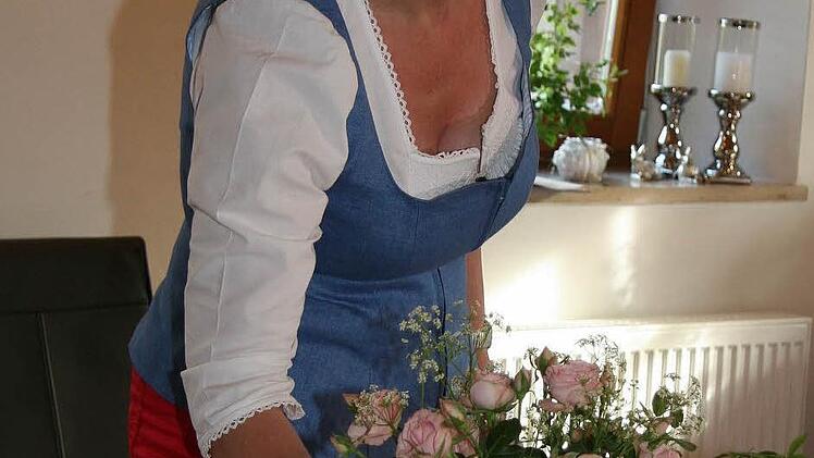 Anita Sack deckt den Tisch: Bei der Bewirtung kommt es auch auf das Ambiente an.