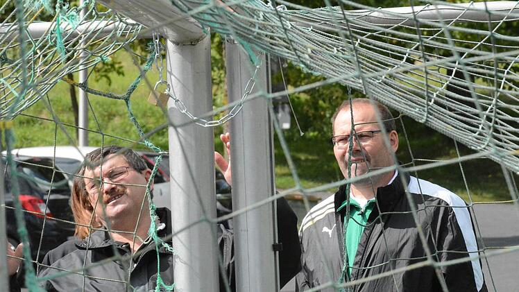 Der Schlüssel-Dienst kommt: Unmittelbar vor dem Spiel des FC Untererthal gegen die SG Poppenroth/Lauter II kümmern sich diese beiden Protagonisten um das noch angekettete Tor. Foto: ssp