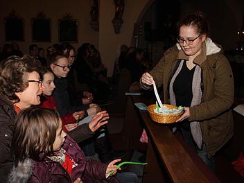 Theresa Williams, BDKJ-Vorsitzende Lichtenfels (re.), teilt sogenannte Zeitbändchen aus, die entsprechend beschriftet die Besitzer daran erinnern sollen, wofür sie sich einmal Zeit nehmen wollen.  Foto: Gerda Völk