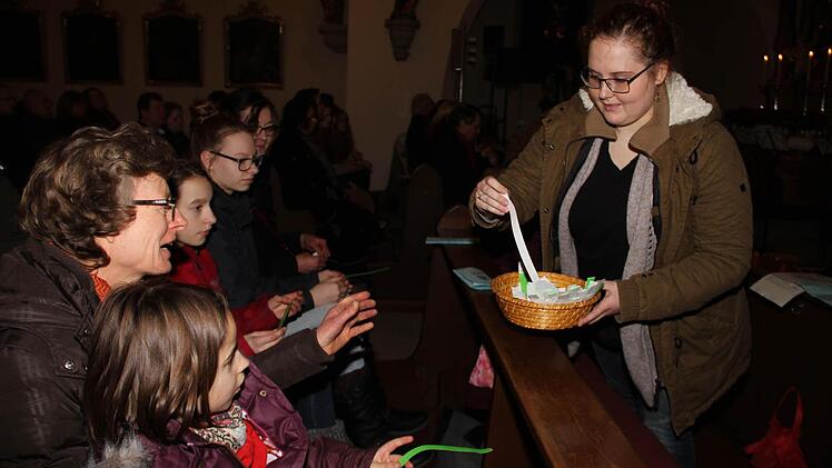 Theresa Williams, BDKJ-Vorsitzende Lichtenfels (re.), teilt sogenannte Zeitbändchen aus, die entsprechend beschriftet die Besitzer daran erinnern sollen, wofür sie sich einmal Zeit nehmen wollen.  Foto: Gerda Völk
