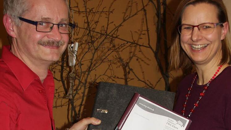 Stabwechsel: Der bisherige Vorsitzende Günter Dietz bei der Übergabe der Unterlagen und Amtsgeschäfte an Christina Seebach-Künzel (rechts). Foto: Ralf Kestel