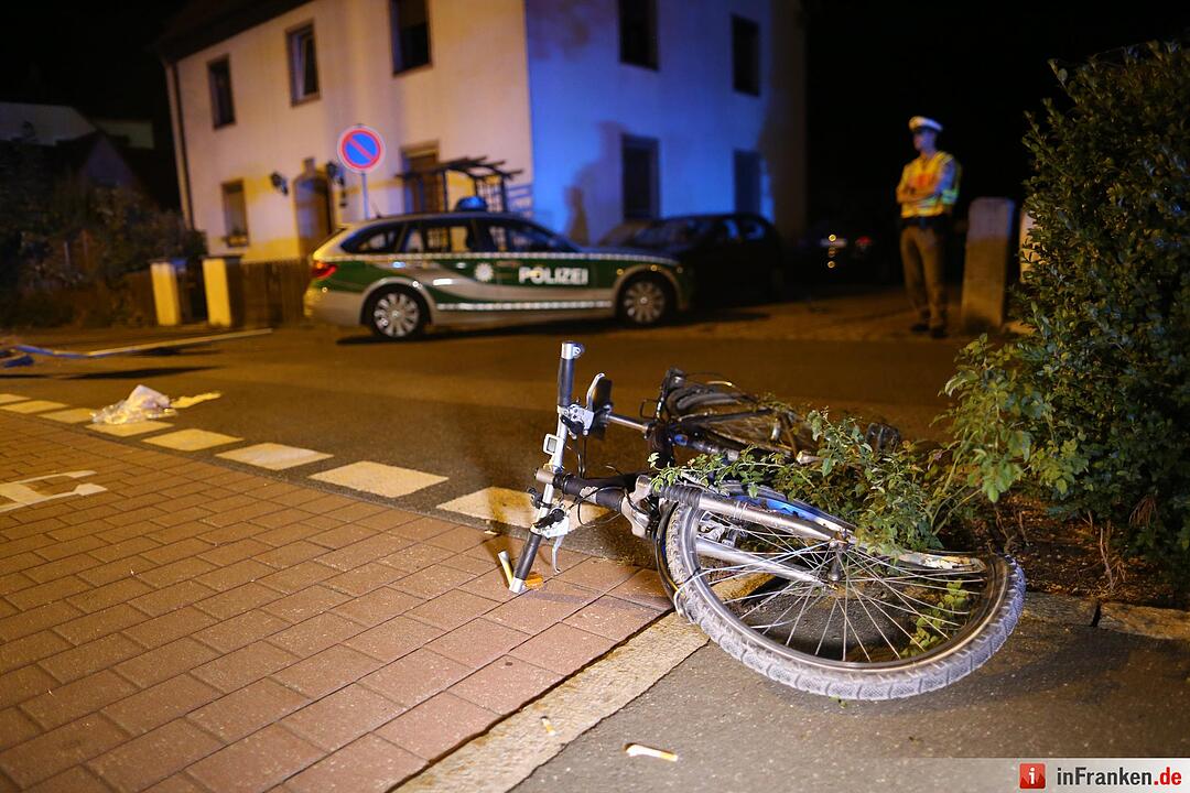 Radfahrer bei Kollision mit Streifenwagen schwer verletzt