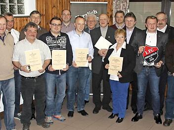 Diese Vereinsfunktionäre wurden vom Bayerischen Landessportverband durch den stellvertretenden Vorsitzenden Michael Linke ausgezeichnet.  Foto: Veronika Schadeck