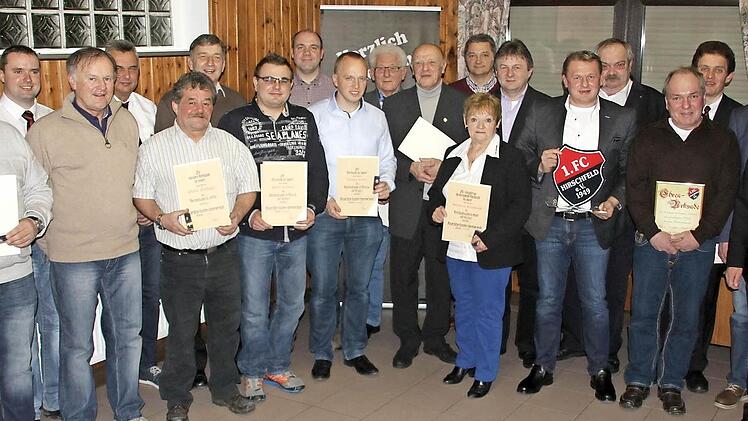 Diese Vereinsfunktionäre wurden vom Bayerischen Landessportverband durch den stellvertretenden Vorsitzenden Michael Linke ausgezeichnet.  Foto: Veronika Schadeck