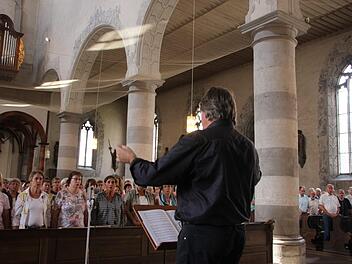 Peter Rottman (im Vordergrund) hatte die Kirchenchöre aus der Region in die Stadtpfarrkirche geladen, um die Vorabendmesse anlässlich des Kirchenpatroziniums zu gestalten. Unser Bild zeigt die Sängerinnen und Sänger bei der Probe. Foto: Heike Beudert