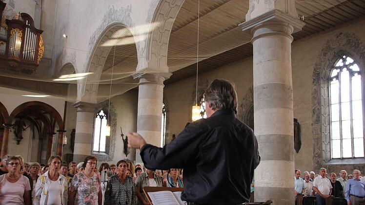 Peter Rottman (im Vordergrund) hatte die Kirchenchöre aus der Region in die Stadtpfarrkirche geladen, um die Vorabendmesse anlässlich des Kirchenpatroziniums zu gestalten. Unser Bild zeigt die Sängerinnen und Sänger bei der Probe. Foto: Heike Beudert