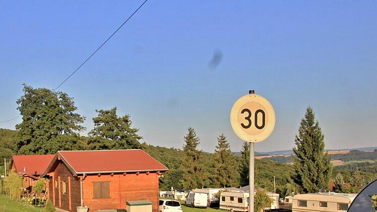 Für drei solcher Holzhäuser, die seit etlichen Jahren hier am Campingplatz in Wüstenwelsberg stehen, fehlen noch die Baupläne. Diese sind nun dem Landratsamt Haßberge vorzulegen.