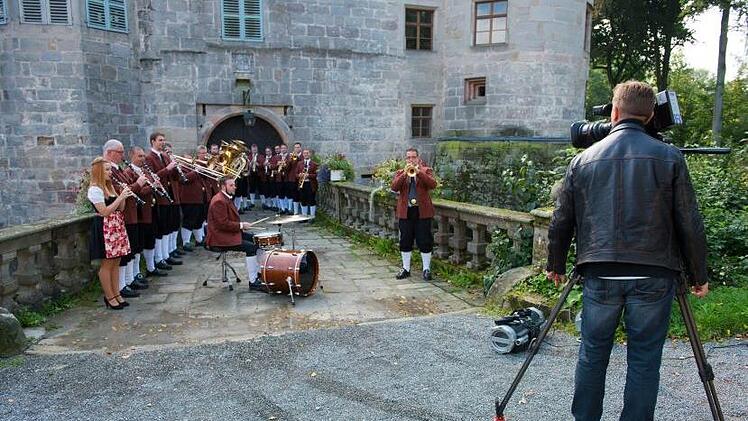 Holger Mück als Trompetensolist mit seinem Orchester und seinen Egerländer Musikanten vor dem Wasserschloss Mitwitz.Fotos: K.- H. Hofmann