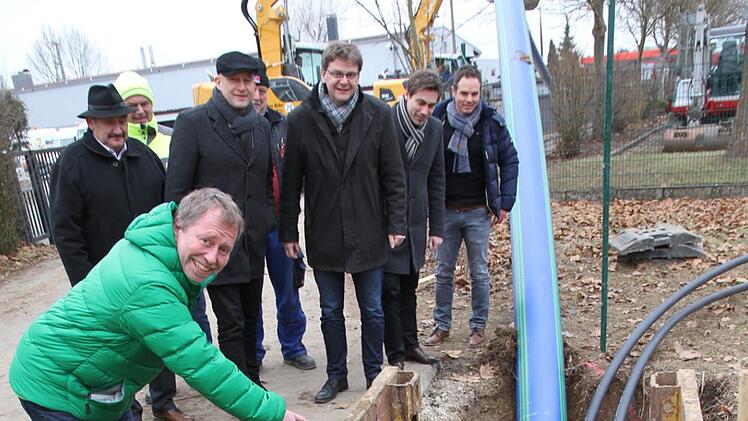 Mittels Spülbohrverfahren wurde der Kanal unterquert. Wolfgang Harrer vom Ingenieurbüro zeigt den Bürgermeistern der Mitgliedsgemeinden die Vorgehensweise; rechts ZWE-Geschäftsführer Florian Stühler.  Foto: Mathias Erlwein